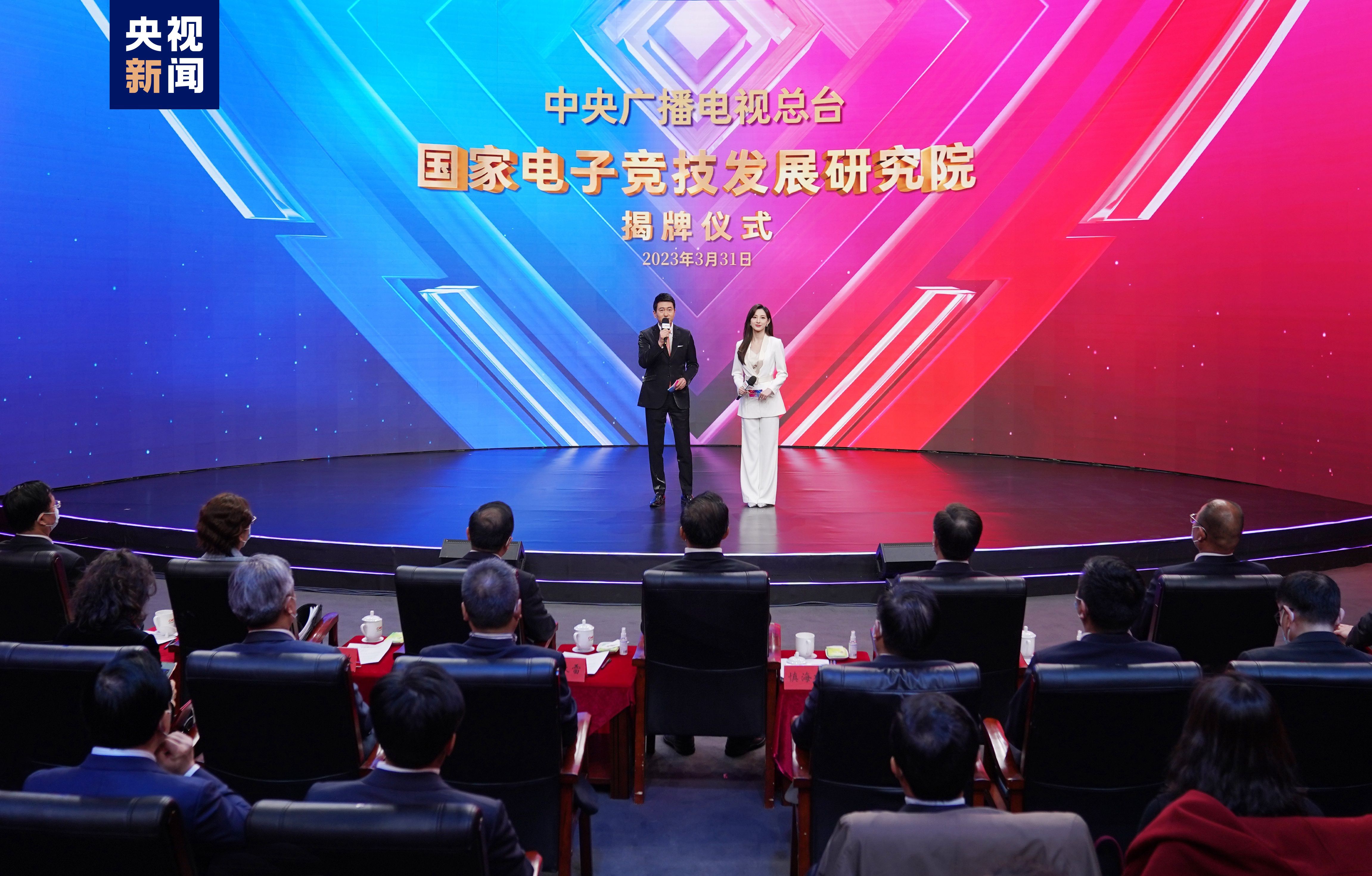 饮水机WiFi一应俱全 “一号大巴”亮相长安路车身增加西安元素